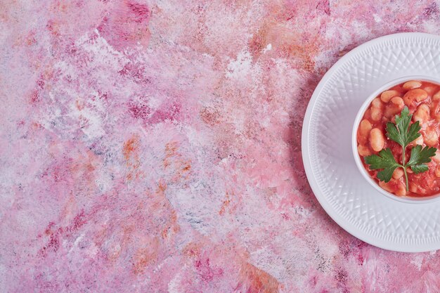 Bezpłatne zdjęcie zupa fasolowa w sosie pomidorowym z ziołami.