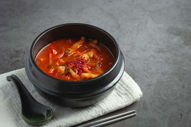 Zupa Kimchi Jikae lub Kimchi gotowa do spożycia w misce