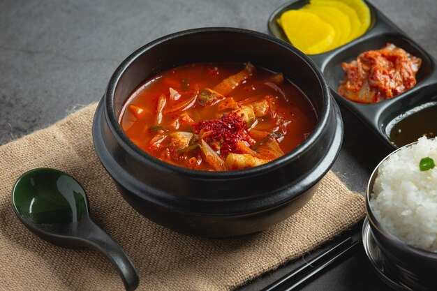 Zupa Kimchi Jikae lub Kimchi gotowa do spożycia w misce