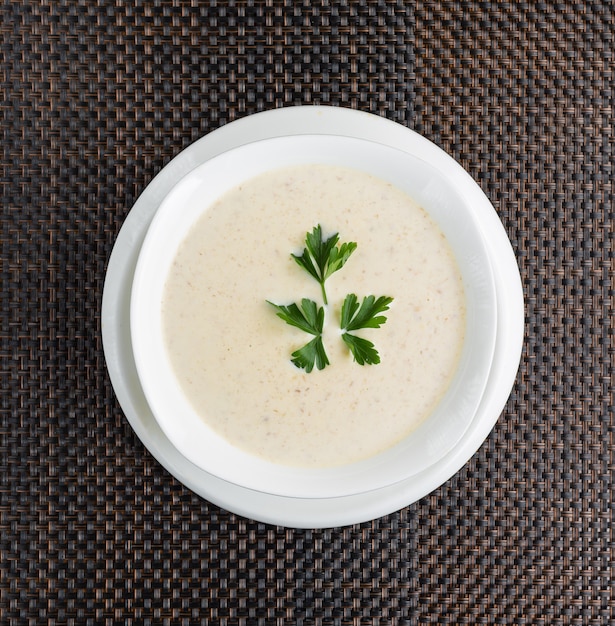 Bezpłatne zdjęcie zupa krem grzybowa ze śmietaną w białej misce