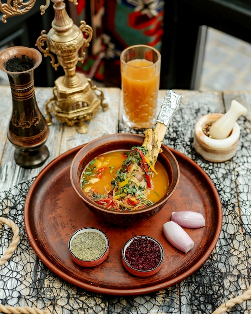 Zupa mięsna z warzywami podawana z berberysem cebulowym i ziołami