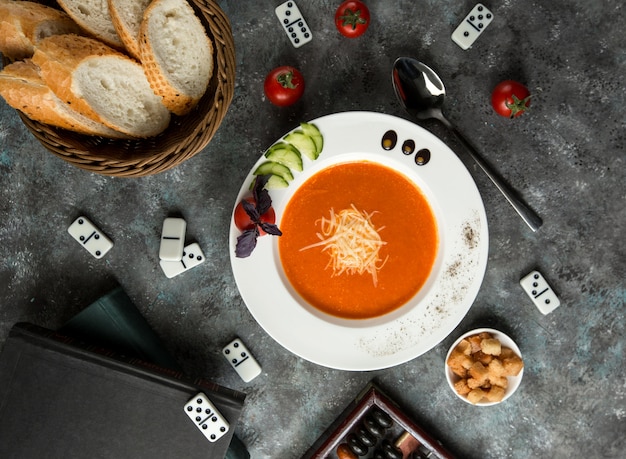 Zupa pomidorowa na stole