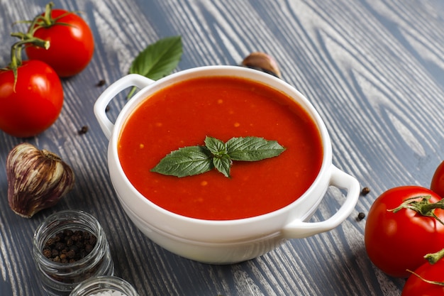 Bezpłatne zdjęcie zupa pomidorowa z bazylią w misce.