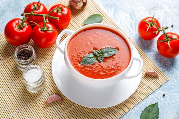 Zupa pomidorowa z bazylią w misce.