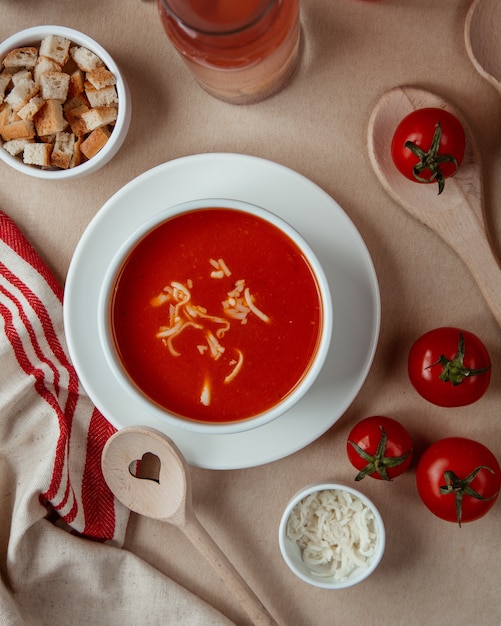 Zupa pomidorowa z krakersami sera widok z góry