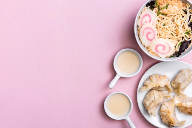 Zupa ramen i pierogi leżące na płasko z miejsca kopiowania