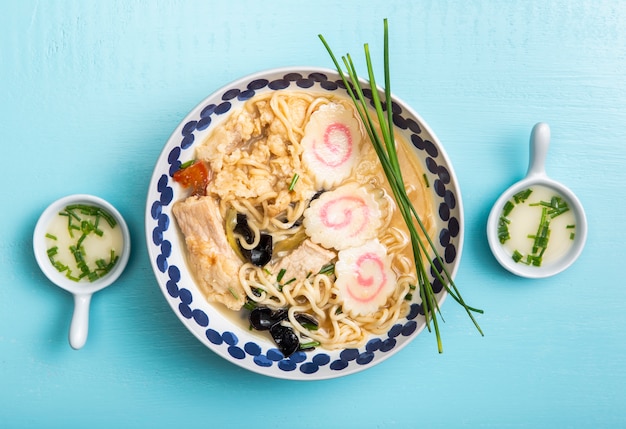 Zupa ramen i spodki widok z góry