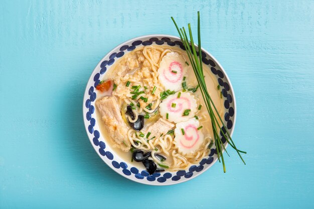 Zupa ramen leżąca płasko w misce