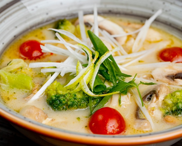 Zupa z grzybami brokułów i zieleniną