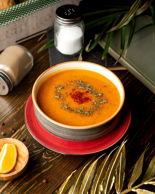 Bezpłatne zdjęcie zupa z soczewicy na stole