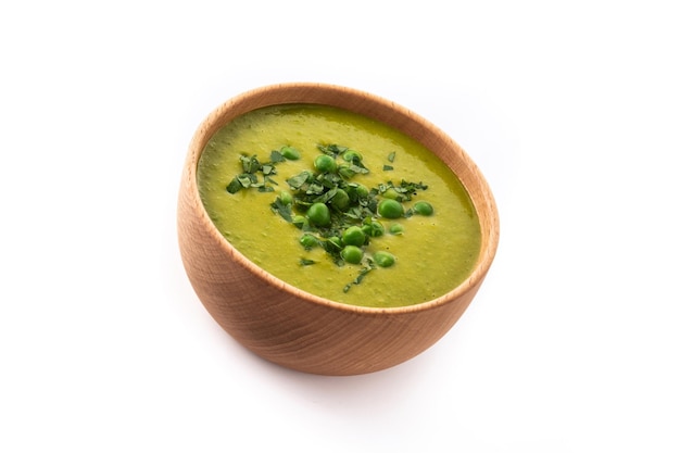 Zupa z zielonego groszku w misce na białym tle