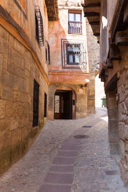Bezpłatne zdjęcie zwyczajna ulica hiszpańskiego miasta w słoneczny dzień