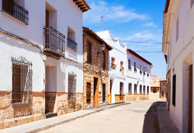Zwykła ulica hiszpańskiego miasta. El Toboso