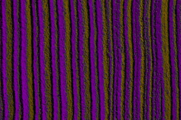 Zwykłe równoległe linie w fioletowym piasku