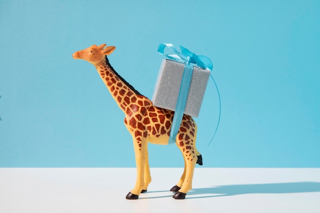 Bezpłatne zdjęcie Żyrafa niosąca prezent
