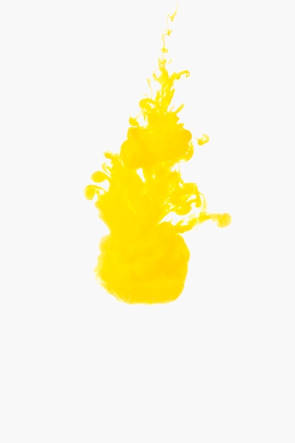 Bezpłatne zdjęcie Żywa żółta kropla w wodzie
