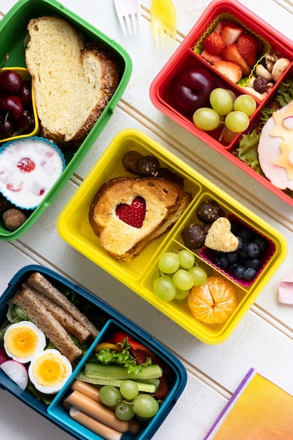 Bezpłatne zdjęcie Żywność dla dzieci, projekt lunchboxa ze zdrowymi przekąskami