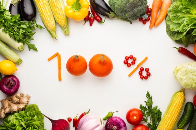 100% hecho de verduras sobre fondo blanco.