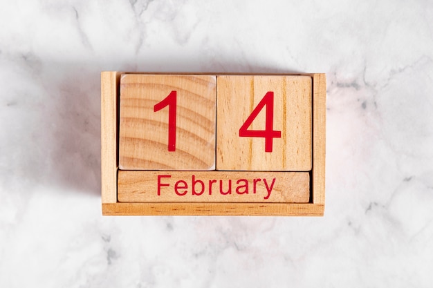 Foto gratuita 14 de febrero en calendario de madera