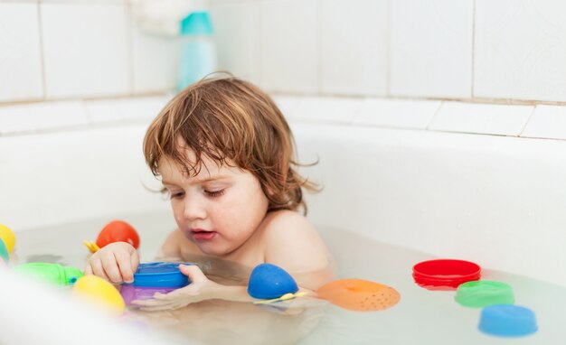 2 años bebé se baña en baño