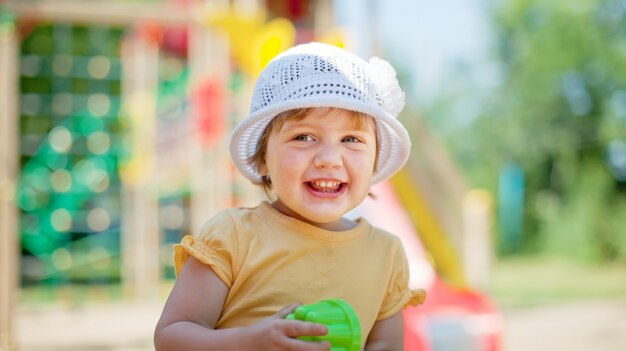 2 años chica en área de juegos infantiles