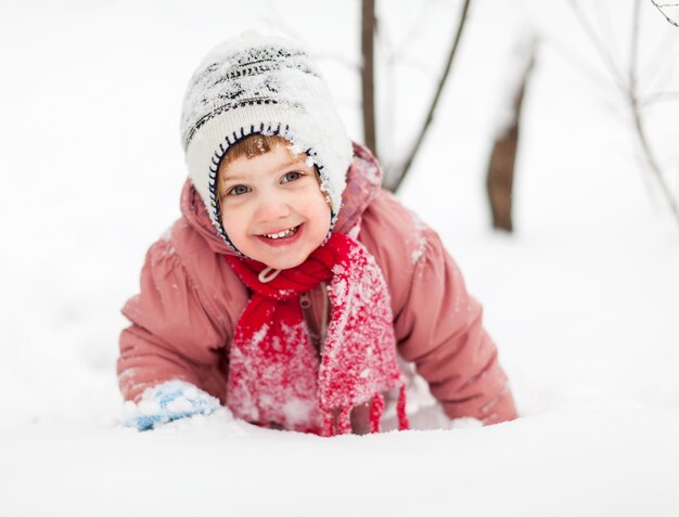 2 años niña en el parque de invierno