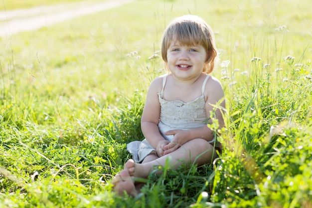 2 años niña en el prado de verano