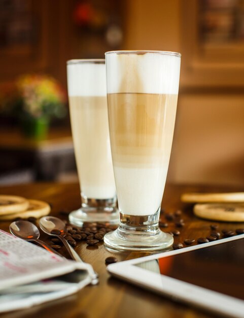 2 café con leche en una mesa de madera