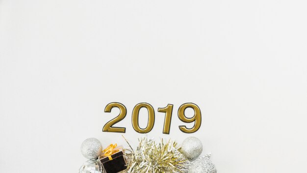 2019 Figuras de año nuevo creando composición con decoraciones.