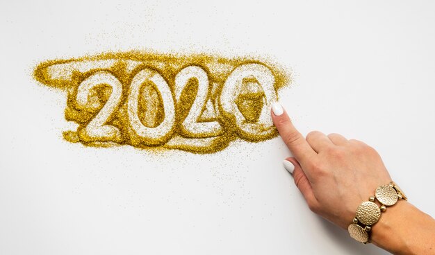 2020 dígitos del año nuevo escritos en glitter