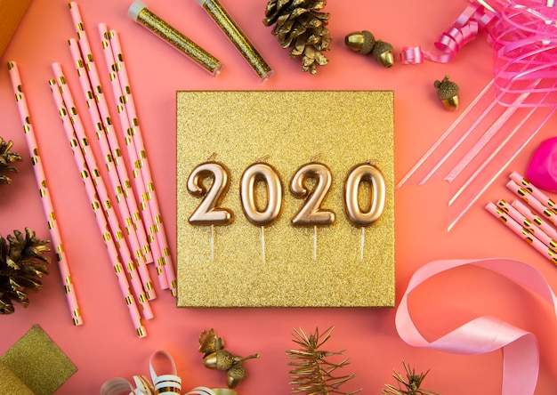 2020 dígitos del año nuevo sobre fondo rosa