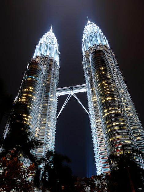 Foto gratuita 451m torres petronas en kuala lumpur por la noche