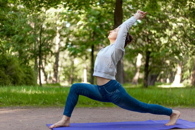 48 Virabhadrasana 1 pose en el callejón del parque