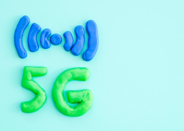 Foto gratuita 5 g con señal de baliza de plastilina