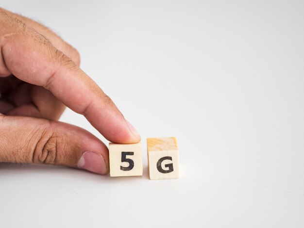 5g caracteres dibujados en cubos