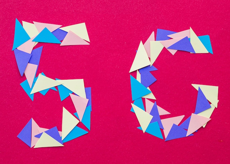 Foto gratuito 5g caracteres extraídos de papel triangular