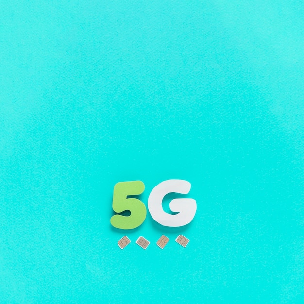 Foto gratuita 5g caracteres en fondo liso con tarjetas sim