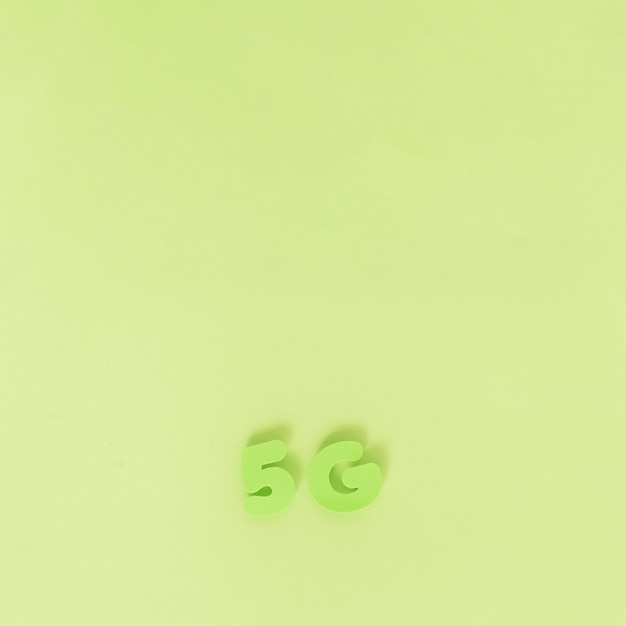 Foto gratuita 5g caracteres en fondo liso