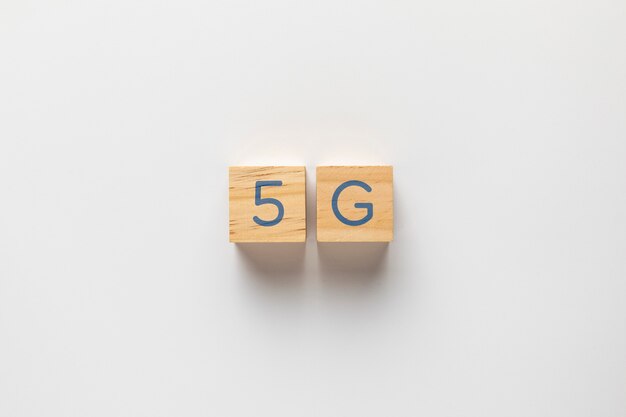 5g escrito en cubos pequeños sobre fondo liso