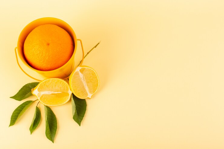 Photo Gratis a front view whole orange inside orange basket along with sliced lemon ripe fresh juicy mellow isolated on the cream background citrus fruit orange