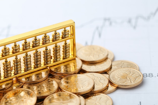 Abacus dorado con monedas de oro rmb chino como fondo