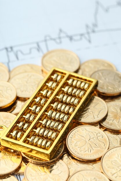 Abacus dorado con monedas de oro rmb chino como fondo