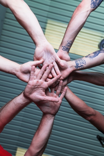 Foto gratuita de abajo personas tomados de la mano juntos