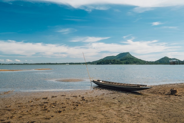 Foto gratuita abandonar el viejo barco en el lago