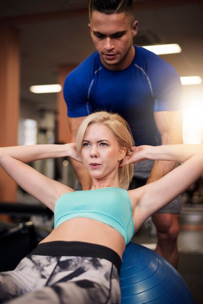 Abdominales precisos en el gimnasio