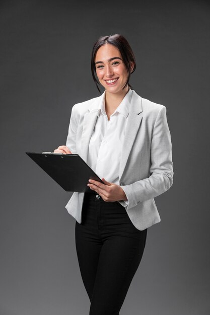 Abogada de retrato en traje formal con portapapeles