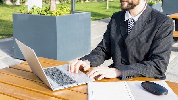 Foto gratuita abogado trabajando al aire libre