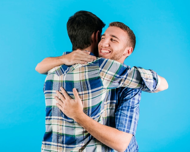 Abrazando a los hombres en camisas a cuadros