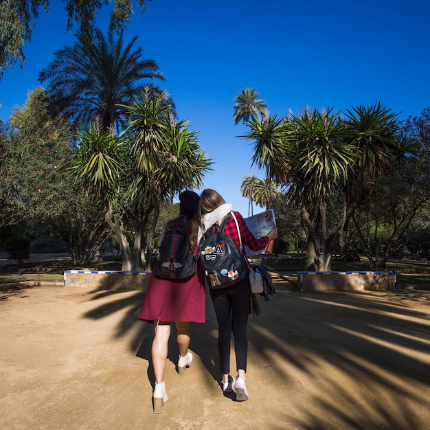 Abrazando a mujeres caminando en el parque