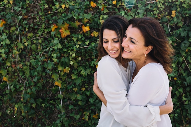 Abrazando a las mujeres en el jardín